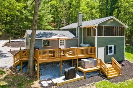 NEW STUNNING VIEW OVERLOOK MASSANUTTEN with HOT TUB and Adjoin SHEN NATL PARK!