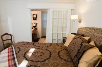 The Bungalow - Charming 2 Bed/2 Bath Guest House on 2 acres in Summerville, SC