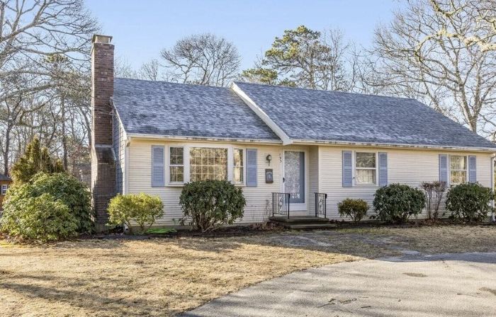 3-bedroom Cape Cod ranch just steps to private beach or Cooks Brook public beach