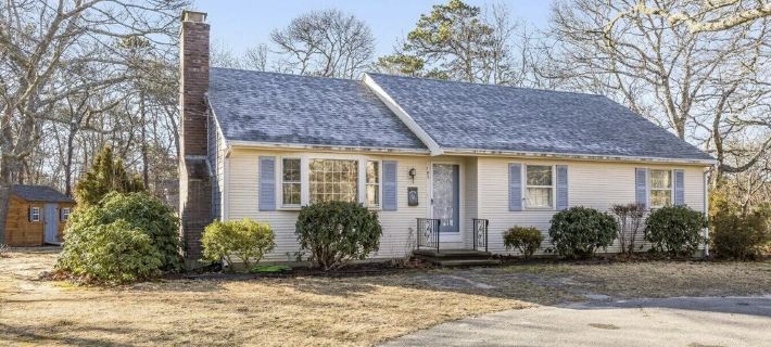 3-bedroom Cape Cod ranch just steps to private beach or Cooks Brook public beach Hotels in Eastham