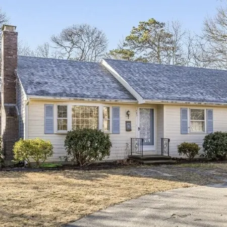 3-bedroom Cape Cod ranch just steps to private beach or Cooks Brook public beach