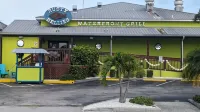 Tropical Privacy, Full Kitchen, Screened Lanai, Covered Parking, Fenced Yard - Wifi