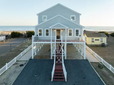 🌊 Luxe Oceanfront Escape 4BR + Private Pool & Stunning Views