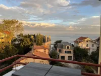 A BALCONY ON THE BASIN AND DIRECT ACCESS TO THE BEACH