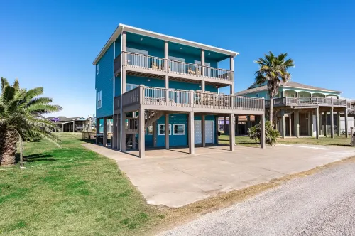 Spacious 4-Bedroom ~ up to 14 People ~ 9 Beds ~ Direct Beach Access ~ Pets OK