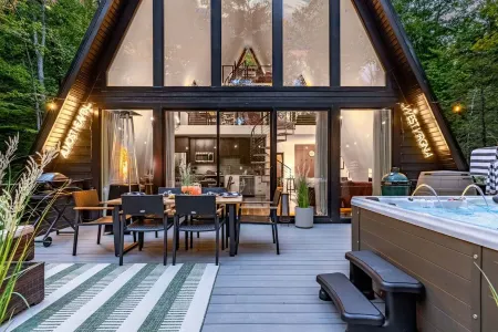 Unique & Luxe Gem: Hot Tub, Fire Pit, Office, Community Pool