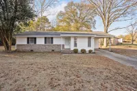 4 bedroom, King Bed, 4 min to Fairgrounds, TVs in all Rooms