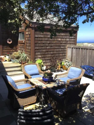 BEACH FRONT HOME in Paradise!  2 min walk down your private path to ocean waves! Hôtels à proximité de : CA-1