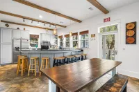 Sleeps 15 Heated Pool Walk to Seaside Roof Top 1 block to Beach + Chairs & Bikes