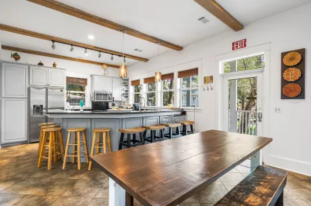 Sleeps 15 Heated Pool Walk to Seaside Roof Top 1 block to Beach + Chairs & Bikes Отели рядом с достопримечательностью «Парк штата Грейтон Бич»