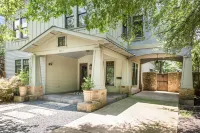 Austin Luxury Escape – 8 Bedrooms, Pool, Hot Tub, BBQ, & Steps from UT & Moody 오스틴 시티센터 호텔