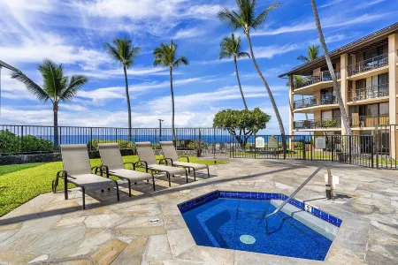 Beautiful 2 Bedroom Ocean Front Building 1 at Kona Makai. Отели рядом с достопримечательностью «Moonshot Play Space, LLC»
