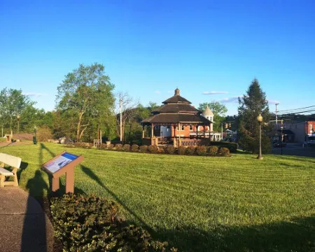 Superb British Colonial holiday home, greenhouse, outdoor deck, tropical garden Hotels in Barboursville