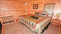 LOVER'S LOFT - PRIVATE ANTIQUE LOG CABIN BETWEEN GBURG & PF WITH GREAT VIEWS!!!