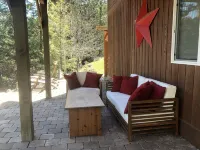 Sweet Private Leavenworth River Front Cabin with Fast WiFi & hot tub- Sleeps 6.