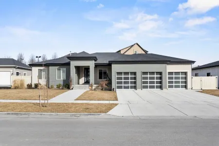 Work remotely. Blazing fast WiFi, stocked kitchen, laundry. Great location.