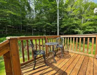 Private & pet-friendly mountain escape with fenced-in yard ✺ 2 miles to resort