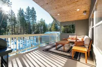 3Br Pet-Friendly Family Pine Cabin with Hot-Tub + Access to Roslyn Ridge!