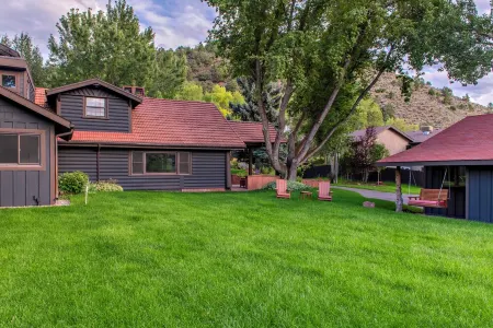 Historic Log Cabin Lodge near downtown Basalt, easy walk to the 2 rivers Отели в г. Басолт