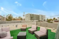Luxury 2BD Oceanfront Condo + Private Parking, 2 Minute Walk to the Beach!