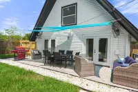 Coastal family gaming retreat with pool table, hot tub, arcades - pet welcome