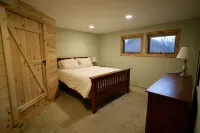 Beautiful, family-friendly home in private wilderness setting Hotels in Wilmington