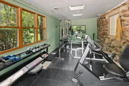 Creekside Chateau,patio overlooks Oak Creek, with steps directly to the water Отели рядом с достопримечательностью «Парк штата Слайд Рок»