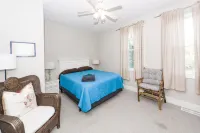 Oceanfront Home, Stunning Views, Sun Deck, Screened Porch, Walk to restaurants!