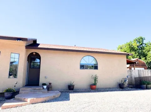 2BR 1B guest house. Convenient location, pet friendly, amazing views!