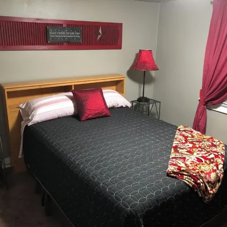 Main Street Cottage with park across the street. Walk to downtown area.