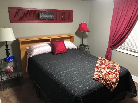 Main Street Cottage with park across the street. Walk to downtown area. Отели рядом с достопримечательностью «Rite Aid»