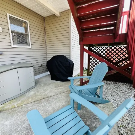 Newly Renovated 3BD/2BTH, 1 BLK to Beach