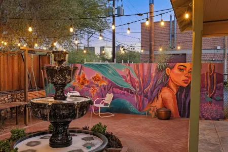 The Iconic Mural House in Downtown, Tucson Отели рядом с достопримечательностью «Университет Аризона»