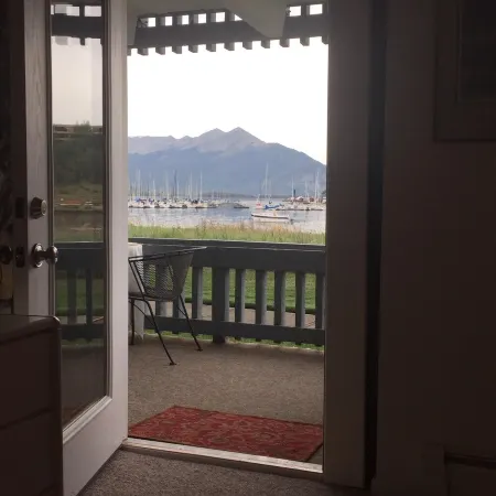 Breathtaking  Lakefront Luxurious 3BR condo in the Heart of Rockies