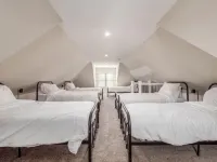 New Luxe Reno W/Hot Tub & Roof Top Terrace!
