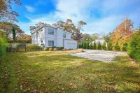 Chic Southampton Getaway w/Heated Pool. Minutes away from village & beach.