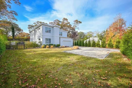 Chic Southampton Getaway w/Heated Pool. Minutes away from village & beach. Отели в г. Такахо