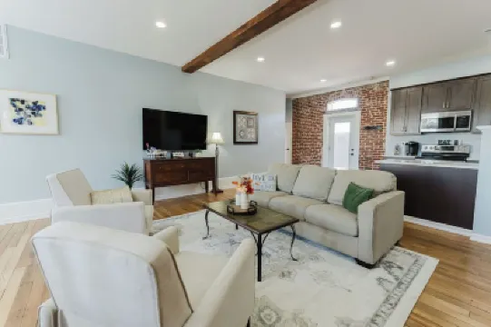 Arch View from private deck,  2BR 2BA sleeps 5. Newly rehabbed historic building Hotels in 