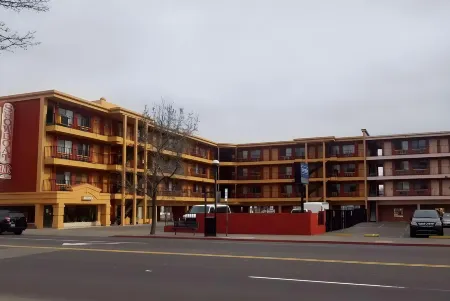 Howard Johnson by Wyndham Reno Downtown Отели рядом с достопримечательностью «Reno Events Center»