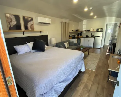 Cheerful cabin with KING bed and WiFi, AC in charming Plainview Hotels in Plainview