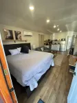 Cheerful cabin with KING bed and WiFi, AC in charming Plainview