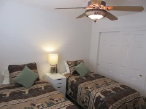 3 BDRM comfy cabin - centrally located to Bryce & Zion. Central air and Heating