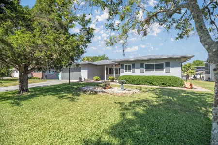 Book Now! Canal Front Rental with Boat Dock Available Отели рядом с достопримечательностью «Парк штата 7 Майл Луп Трейлхед Кристал Ривер Презерв»