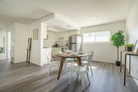 Enjoy Alhambra Night Life at 2BR Apt w/ King Bed Отели рядом с достопримечательностью «Keck School of Medicine of USC Physician Assistant Program»