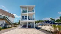 10 minute drive to  beaches, newly built bay front home in Panama City Beach