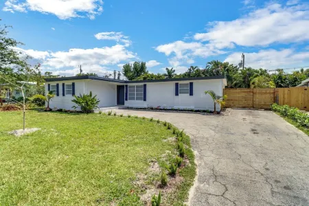 Coastal Cabana - Private pool & 2 miles to Beach!
