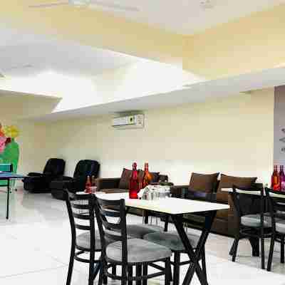 Olive Service Apartments - Golf Course Road Dining/Meeting Rooms