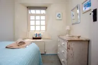 Pretty Georgian farmhouse in peaceful village location near the sea. - 2 stjerner