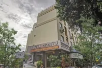Treebo Arastu Grand โรงแรมใกล้ลาดบาซาร์