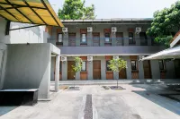 Capital O 1898 Louise Place Hotels in Cianjur